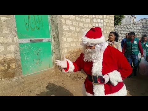 بابا نويل المصرى يوزع البطاطين على فقراء المنيا