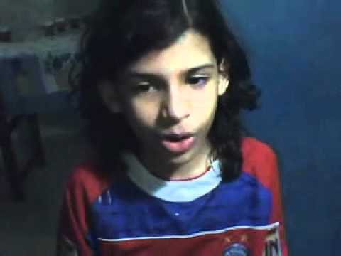 João Pedro cantando "Billionaire"