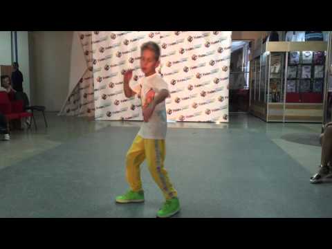 Саша Старинец и Денис Старинец показ от Katrin FOX в рамках "Твори добро"