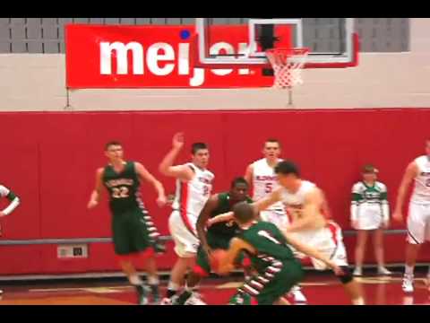 כדורסלן מציל כדור - ומצטער על כך...