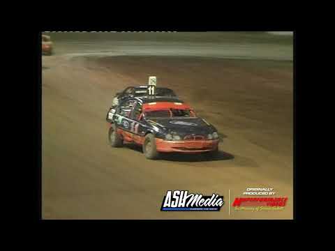 Modified Production: Johnny T Get's the Black Flag - Gympie Speedway