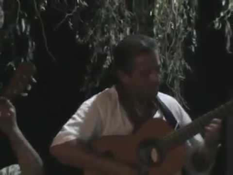 Parodia de moso cirba una copa de caña doble