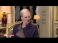 Dronning Margrethe - Vil De have en pude i ryggen?