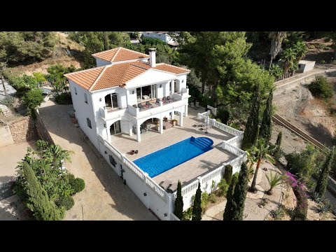 Luxury villa with sea views in Cortijo San Rafael