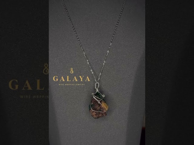 قلادة من الفضة الخالص مع حجر الديوباتز