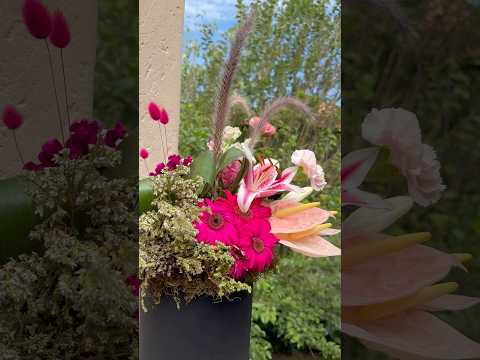 Asymmetrical flower arrangement in a hat box! #flowers #rose #flowerarrangement #wedding