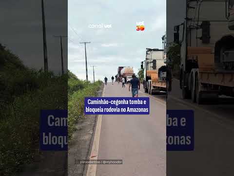 Caminhão-cegonha tomba e bloqueia rodovia no Amazonas