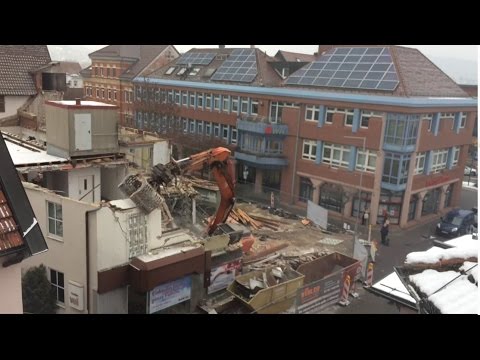 Schorndorf: Bagger kippt um