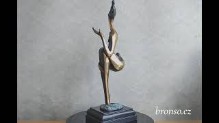 Originální bronzová abstraktní socha – signovaná, mramorový podstavec, 41,5 cm