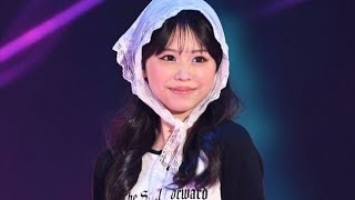 梶原叶渚、GirlsAwardランウェイ登場✨超ミニ×透け感スカートで魅了👗💫バブーシュカ姿も話題💖