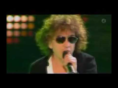 Videoclip de På egen hand (Live) — Magnus Uggla