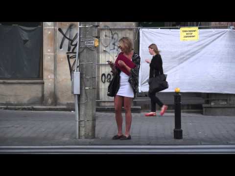 Wierzbicka w białej mini na spacerze