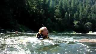 preview picture of video 'Floating along with the current on a Klamath River Rafting trip'