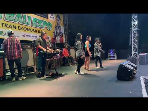 Menyanyi di pameran bali lagu judul luntur dari vocallis mahesa feat dewi cinta 