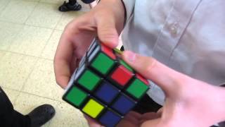 ילד פותר קוביה הונגרית ב 2 דקות.