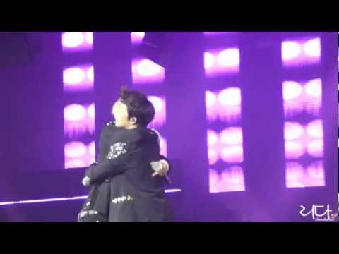 [HD FANCAM] 120406 Eunhyuk and Donghae Hug - Super Show 4 Paris