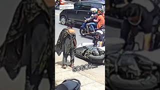 Download lagu Video tiktok viral 2021 orang gila diseruduk motor lewat mp3