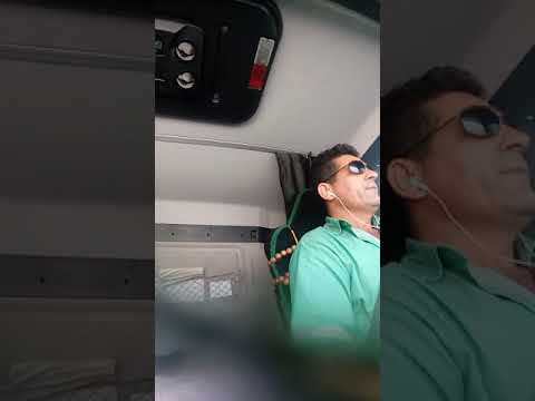 Caminhoneiro cantando para se distrair