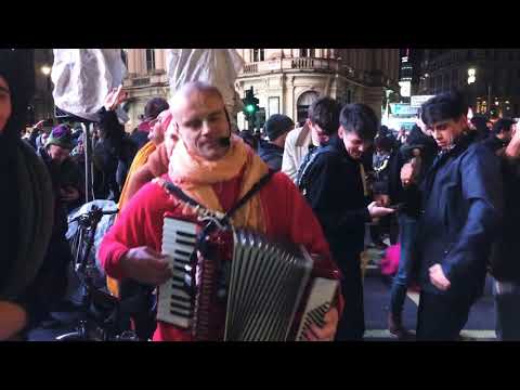 Hare Krishnas chanting on New Year’s Eve 2017 - London (3)