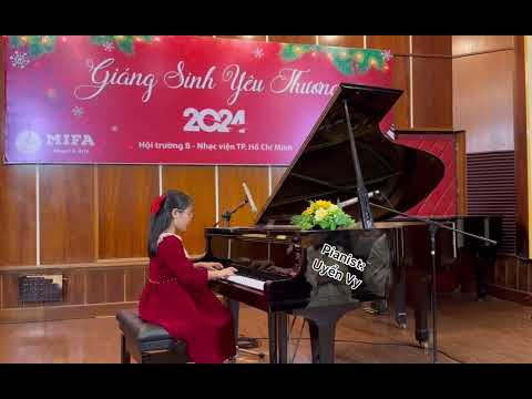 Santa Claus is coming to town - Uyển Vy