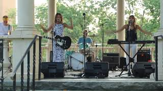 Live in the Park - Nalani &amp; Sarina -  Pretty Lies -  Hung Up