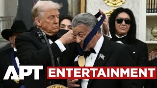 Download lagu Sylvester Stallone, KISS & Gloria Gaynor Honored at White House Kennedy Center Ceremony | APT mp3 Download lagu Sylvester Stallone, KISS & Gloria Gaynor Honored at White House Kennedy Center Ceremony | APT mp3
