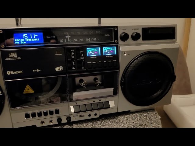 Vídeo relacionado con MEDION P66538 Reproductor de Casete (Retro Ghettoblaster con Reproductor de CD, años 80, Grande, USB, SD, CD, Casete MC, Antena telescópica de Radio Dab+, Bluetooth, pletina de Casete