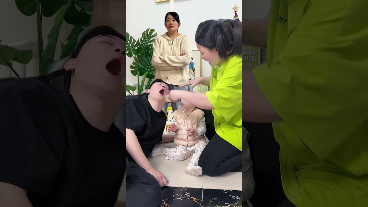 Parents teamed up and tricked the baby into taking medicine 🤭 / 엄마 아빠가 힘을 합쳐 아기에게 약 먹였어요