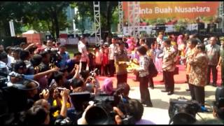 Presiden Jokowi Bagi Buah ke Pers pada FruitIndonesia2016