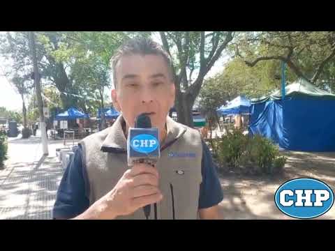 Chaco Prees en la cobertura del encuentro de escultores en Fontana.