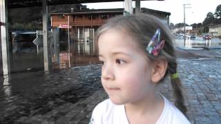 preview picture of video 'Luciane em: repórter por um dia - enchente em Rio Negrinho'