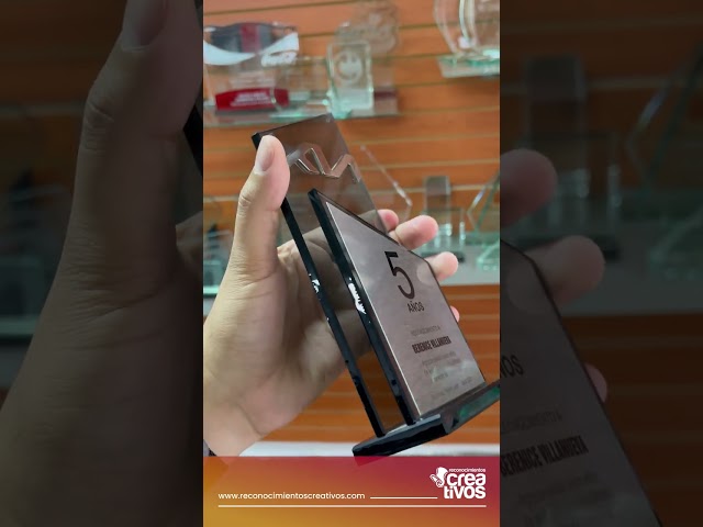 Vídeo relacionado con RSQGT Trofeo Personalizado de Cristal K9 con Foto y Texto, Reconocimiento para Empresas, Deportes, Educación, Jubilación y Regalos de Agradecimiento (Trofeo de Cristal Personalizado)