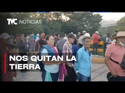Campesinos bloquean la CA-13 contra ley que permite despojo en Yoro