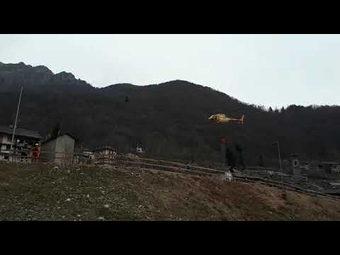 Newsbiella - Bosco in fiamme a Piedicavallo, l'intervento dell'elicottero
