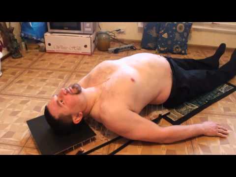 Курянин показал, как безопасно лежать на гвоздях