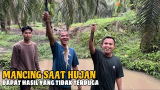 Download lagu Mancing Saat Hujan Dapat Hasil Yang Tidak Terduga! mp3