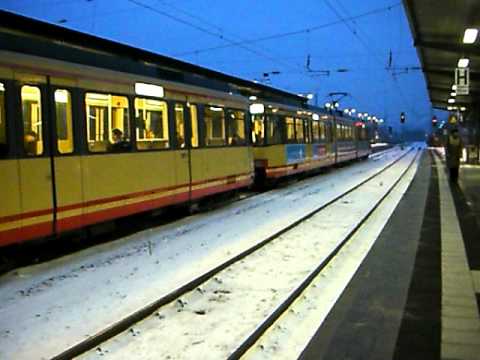 Ausfahrt einer Doppeltraktion von GT8-100C der AVG aus dem Bahnhof Karlsruhe Durlach Richtung Hbf