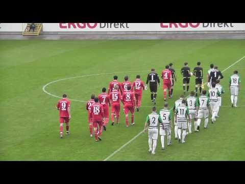 Einlaufen der Teams beim Spiel SpVgg Greuther Fürth vs. SC Pfullendorf