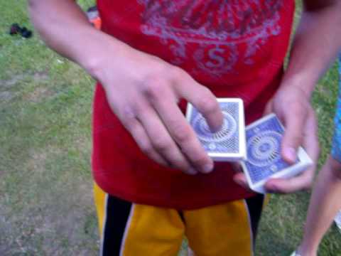 Fresher Russe macht Kartentrick