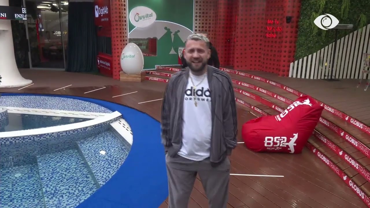 Luizi i këndon përsëri vajzës së tij para kamerës