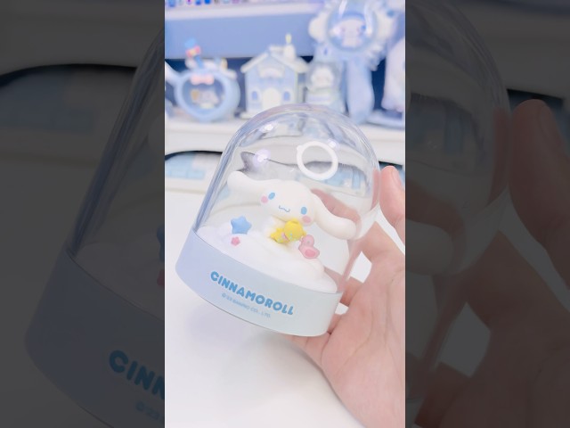 Vídeo relacionado con Blue Sky Studios Cinnamoroll Cloud Light - Lámpara recargable USB-C con 3 niveles de brillo - Diseño de vinilo suave - Cinnamoroll durmiendo en una nube - Lámpara de noche de escritorio