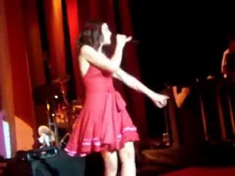 Roberta Sá cantando samba-enredo da Mangueira de 1972