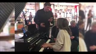 HALLELUJAH - Piano Cover improvisé aéroport de Toulouse - Magic !! Valérie MARIE  Grégory BENCHENAFI