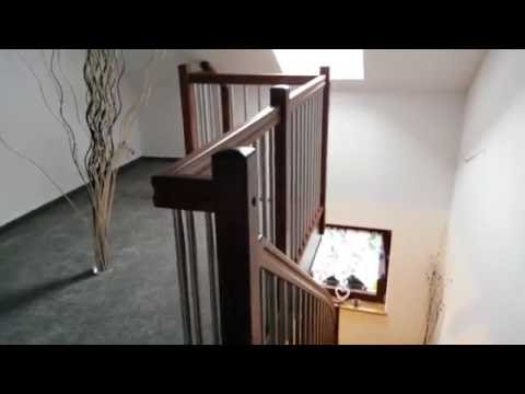 Schodiště 1x lomené,  kombinace mořená hevea,nerez výplň zábradlí a galerie