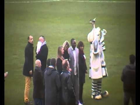Eerbetoon aan Moses Chunga voor aftrap Eendracht Aalst - FC Antwerp 16.12.2012