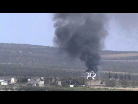 تصاعد الدخان جراء تدمير دبابة لقوات النظام على حاجز أبو شفيق في ريف حماة من قبل كتيبة الفتح