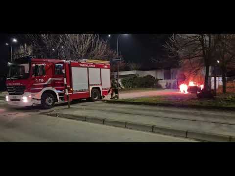 Paderno Dugnano, incendio auto in marcia