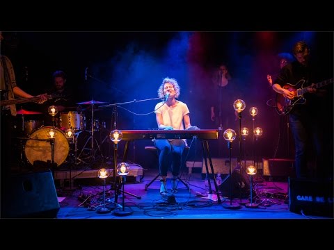 AMÉLIE JUNES - Dancing in the dark (live)