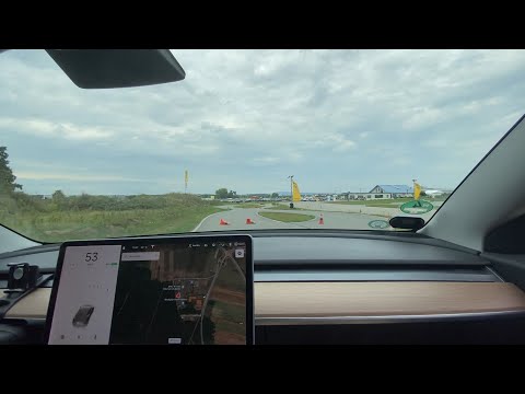 Slalomfahrt mit dem Tesla Model  3
