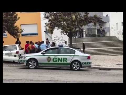 Jovem foge algemado do carro da GNR no Monte da Caparica
